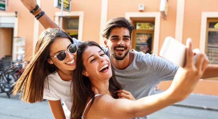 Selfie Poz Önerileri: Selfiede Nasıl Poz Verilir?