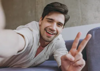 En Güzel Selfie Pozları – Hem Havalı Hem de Dikkat Çekici Pozlar Verebilirsiniz!