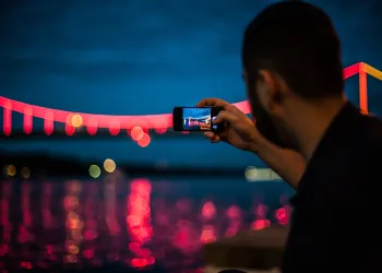 Gözlerin Arkasındaki Güzellik: Gece Telefonla Fotoğraf Çekimi