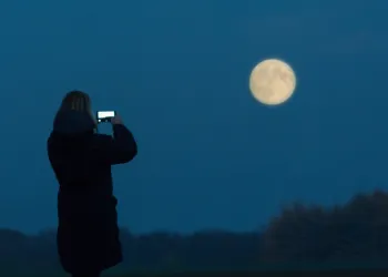 Gökyüzünün Gümüş Işığında Ay: iPhone 11 ile Ay Fotoğrafı